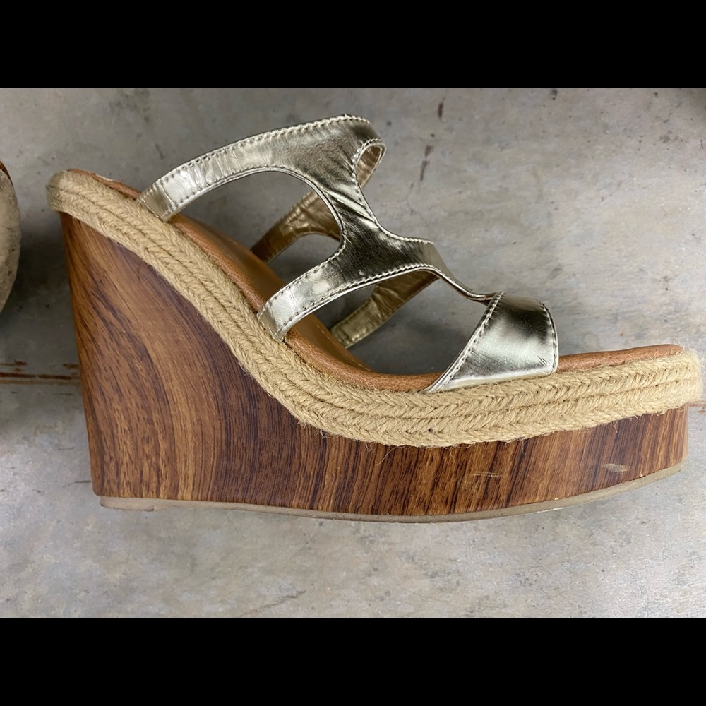 Gold metallic wedge